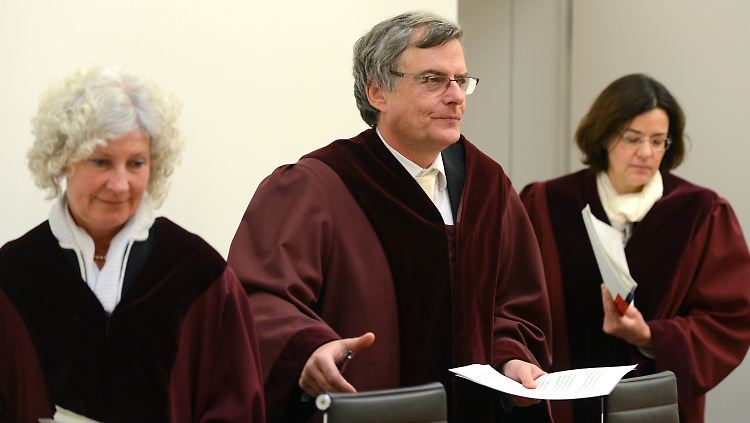 Der Vorsitzende des 4. Senats des Bundessozialgerichts, Thomas Voelzke nimmt auf der Richterbank Platz.