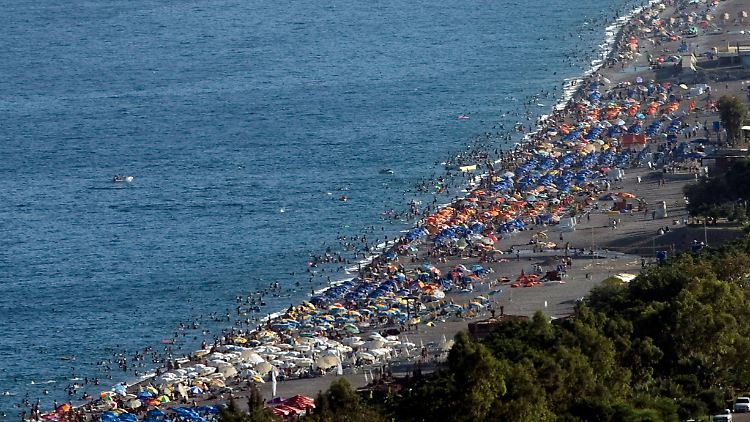 Wer sich von seinem Erbe einen Urlaub in Antalya leistet, darf laut Bundessozialgericht anschließend staatliche Hilfsleistungen beantragen. 