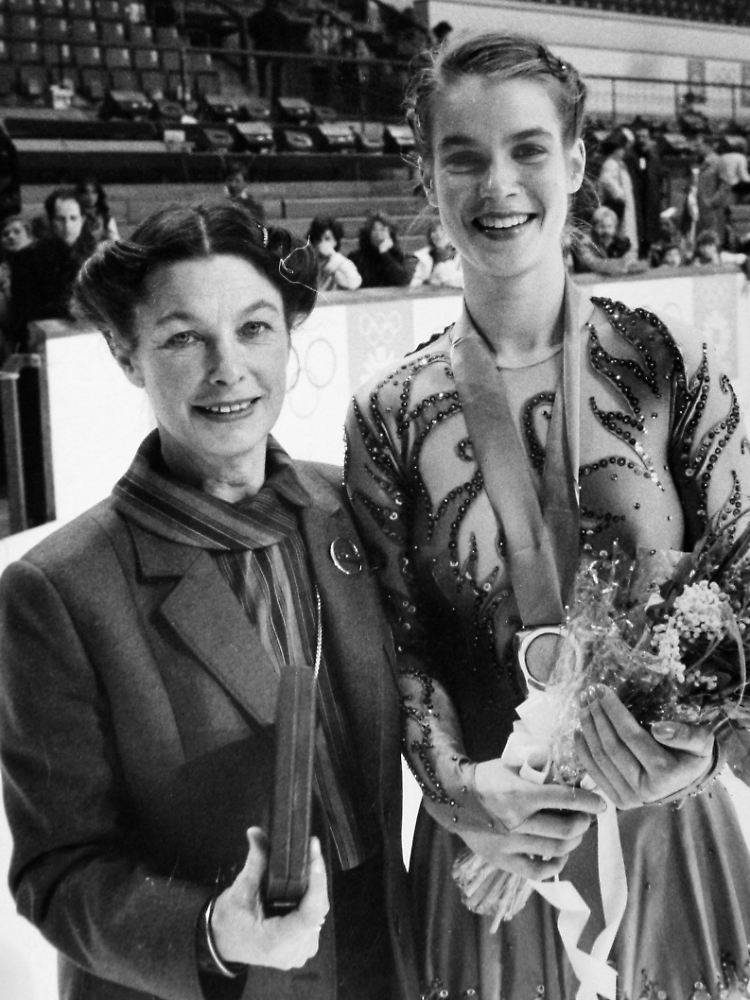 Jutta Müller bei den Olympischen Spielen 1984 in Sarajevo mit Goldmedaillengewinnerin Katarina Witt.