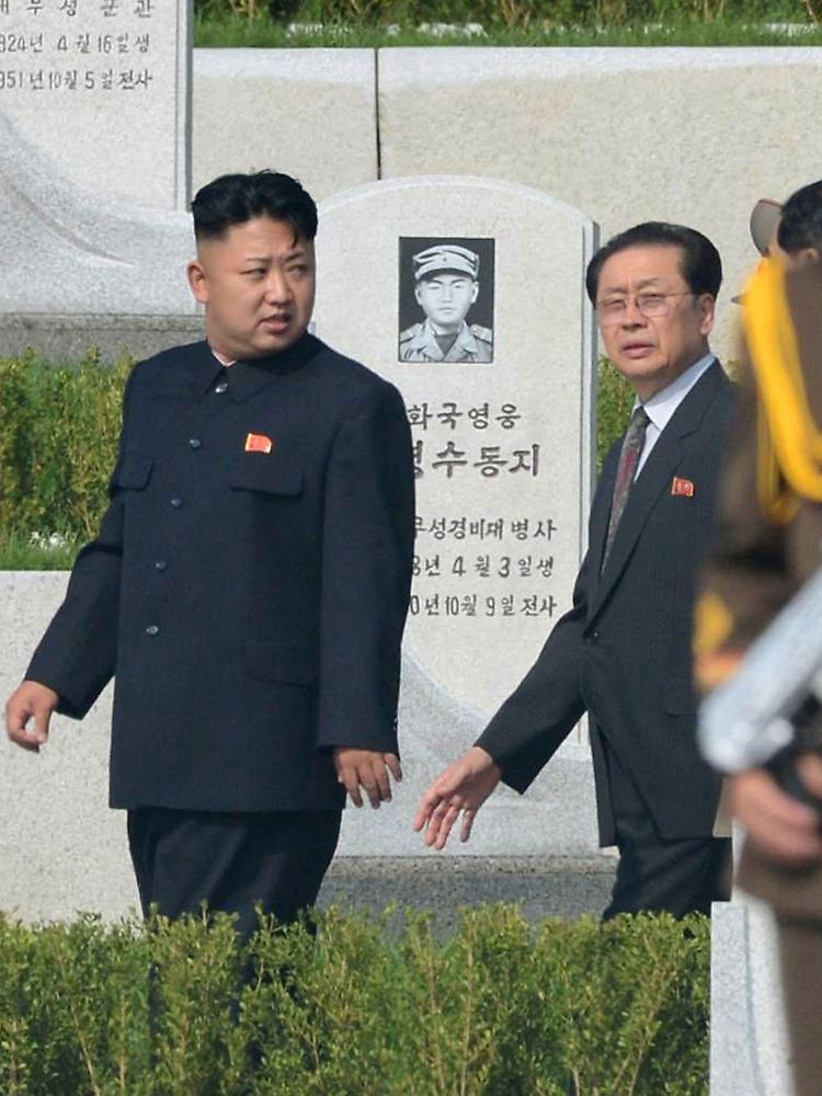 Der nordkoreanische Machthaber Kim Jong Un mit Jang Song Thaek im Juli 2013 auf einem Friedhof für Kriegsveteranen in Pjönjang.