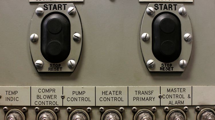 In der Geldpolitik liegt der Hebel für "Master Control & Alarm" bei der Fed: Das zentrale Bedienelement an der Schiffsdieselanlage im Bauch der USS "New Hampshire".