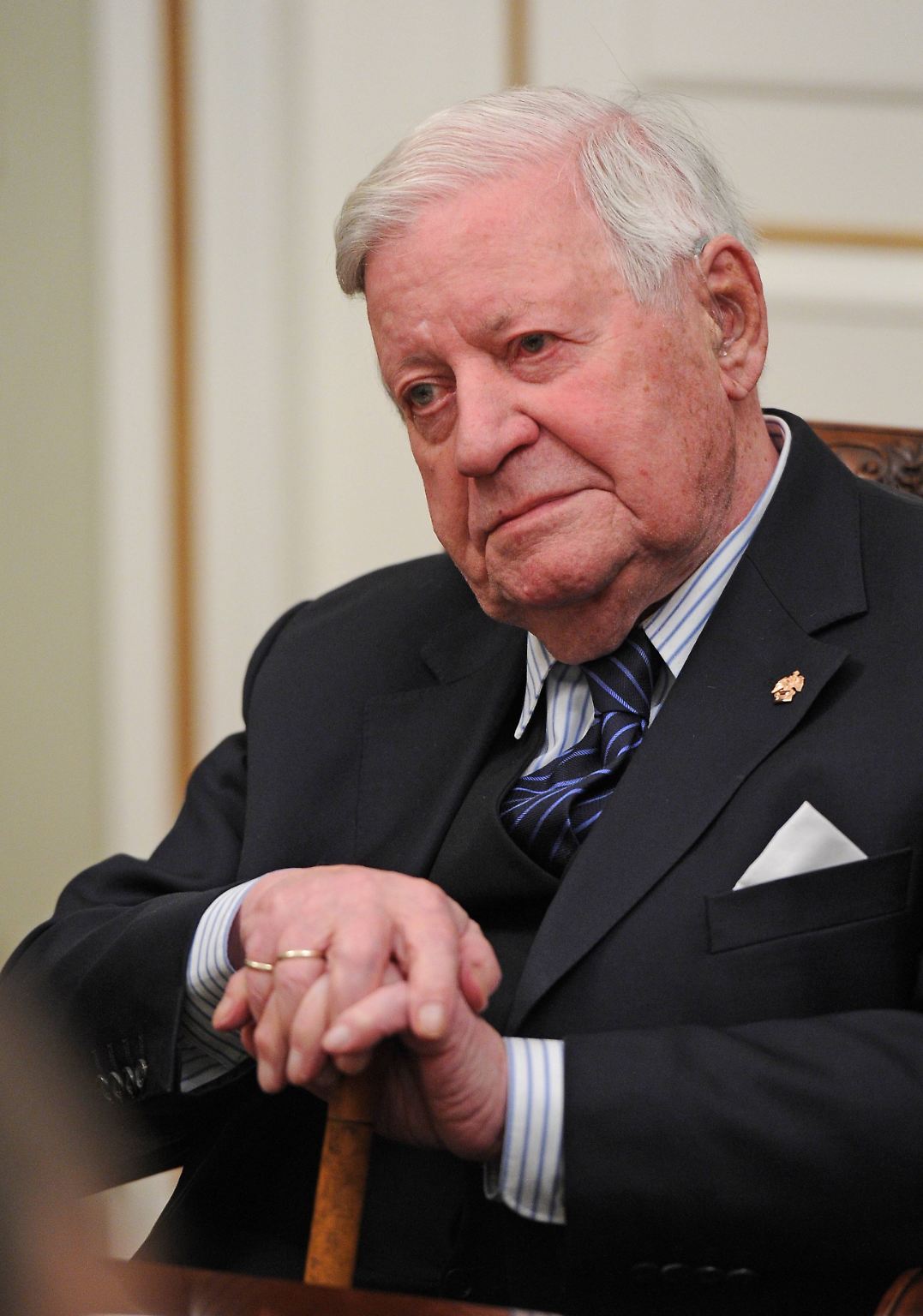 Helmut Schmidt ist 95 Jahre alt und ist weiter politisch engagiert. Er mischt sich immer noch ein und äußert sich zu aktuellen politischen Themen.