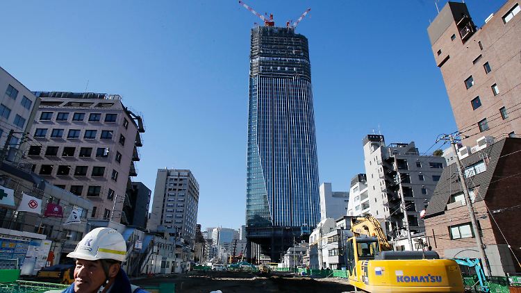 Die Yen-Schwäche ist kein Zufall: Mit gewaltigen Anstrengungen bemühen sich Regierung und Notenbank, die japanische Wirtschaft aus dem Tal der Tränen zu holen.