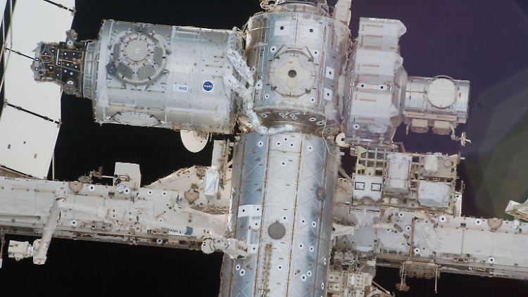 Blick auf die Internationale Raumstation ISS: Wegen des Ausfalls einer Kühlpumpe wurde ein großer Teil der Systeme ausgeschaltet, um Energie zu sparen.