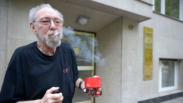 Adolfs wohnt immer noch in seiner alten Hausmeister-Dienstwohnung, doch in den letzten 40 Jahren hat sich die Mieterschaft in dem Haus stark verändert.