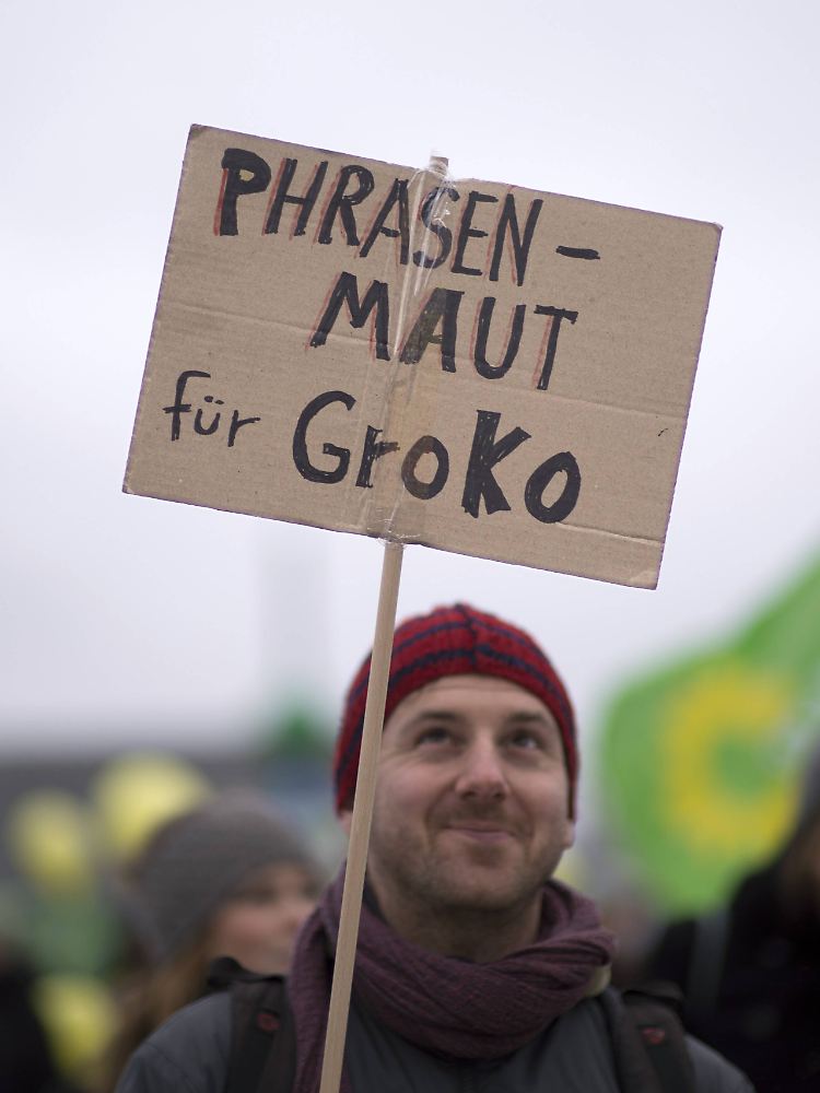 Ein Demonstrant hält Ende November ein Schild in die Höhe - das "GroKo" war in politischen Kreisen ein geflügeltes Wort.