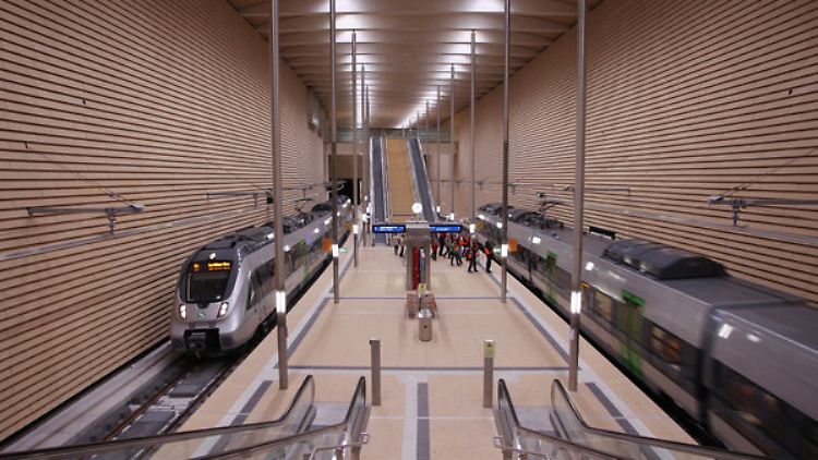 S-Bahnzüge fahren in die City-Tunnel-Station Leuschner Platz.