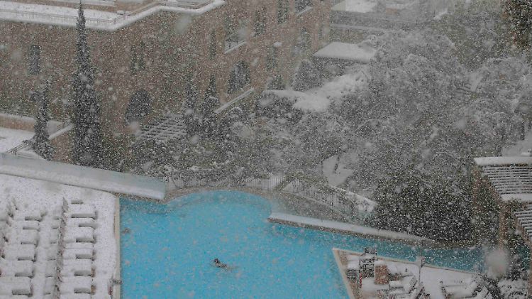 Der Pool des David Citadel Hotels in Jerusalem ist beheizt. Ein Gast genießt das ungewöhnliche Wetter. 