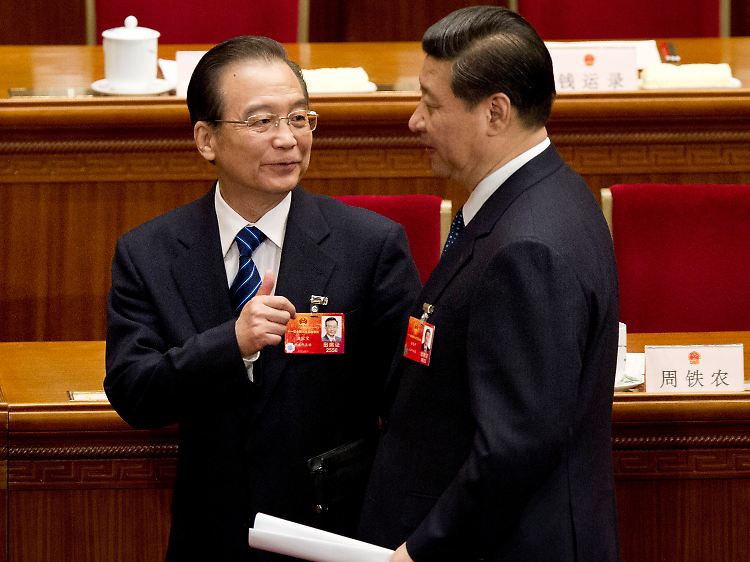 Chinas Ex-Premier Wen Jiabao (l) und der derzeitige Präsident Xi Jinping (r) reagierten empfindlich auf die Berichte zu ihrem Vermögen.