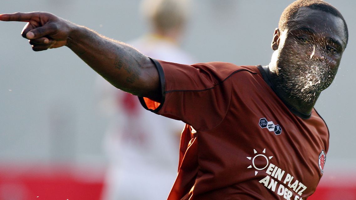 Ein Platz an der Sonne: St. Paulis Gerald Asamoah macht Werbung.