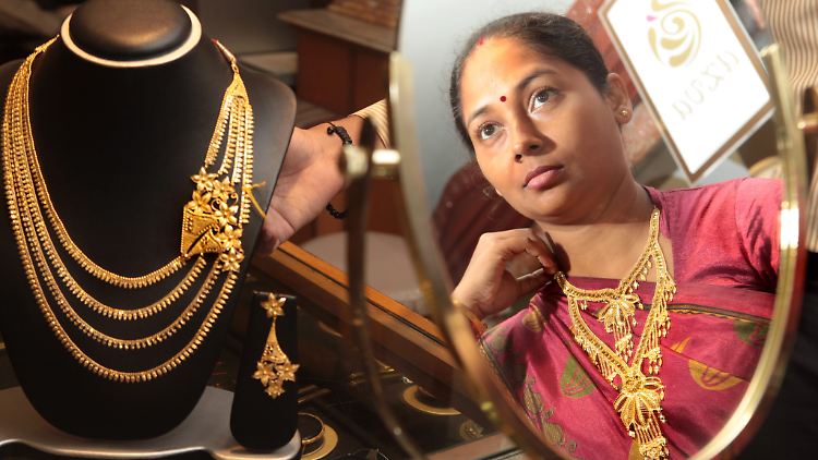 Indien ist einer der größten Gold-Abnehmer weltweit. Viele Inder ziehen Schmuck Geld vor, das erscheint ihnen sicherer.