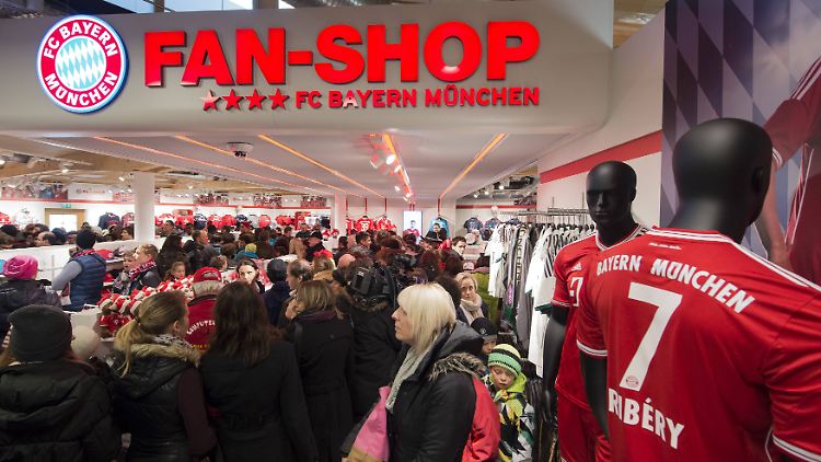 "Wunderbare Sache: Fanshop des FC Bayern an der Autobahnraststätte Wendling. International halt.