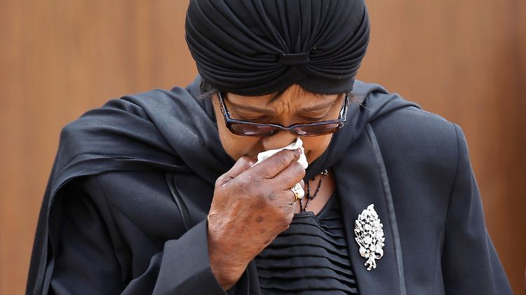 Winnie Madikizela-Mandela war bei Nelson Mandela, als dieser seine letzten Atemzüge machte.