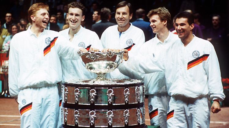 Der deutsche Daviscup-Kapitän Niki Pilic (M) steht mit seinen Tennisstars Boris Becker, Patrick Kühnen, Eric Jelen und Carl-Uwe Steeb 1988 in Göteborg hinter der Daviscup-Trophäe.