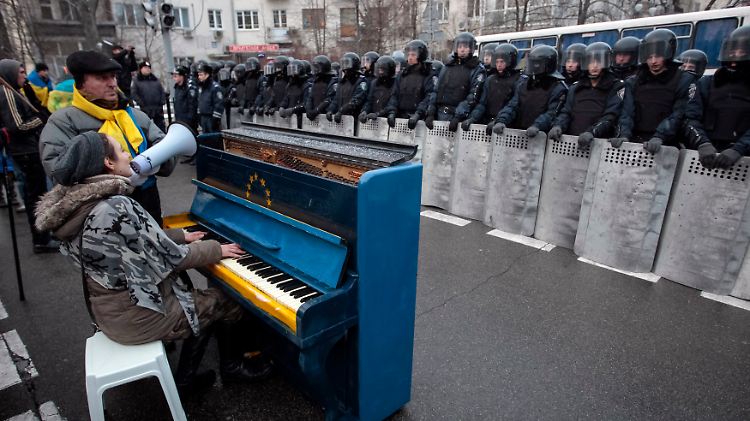 Seit mehr als drei Wochen treibt es die ukrainische Zivilgesellschaft auf die Straßen - mit kreativen Protestmethoden.
