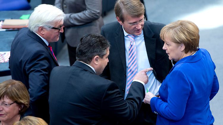 Zwei, die kommen. Einer, der geht: Frank-Walter Steinmeier wird Außenminister, Sigmar Gabriel Superminister für Wirtschaft und Energie, Roland Pofalla zieht sich zurück, Angela Merkel bleibt Kanzlerin.