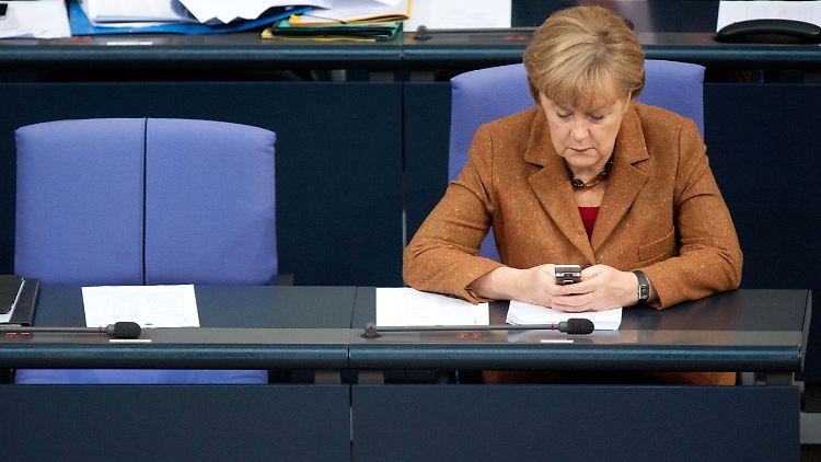 Kanzlerin Merkel nutzt das Handy häufig, um mit ihren politischen Mitstreitern zu kommunizieren.