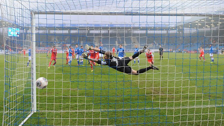 Gleich vier Tore schenkte Union Berlin dem VfL Bochum und dessen Keeper Andreas Luthe ein.