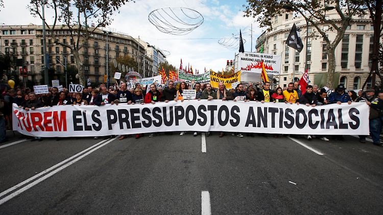 Proteste gegen den "antisozialen" Sparhaushalt: Aus der Bevölkerung weht der Regierung Rajoy ein scharfer Wind entgegen.