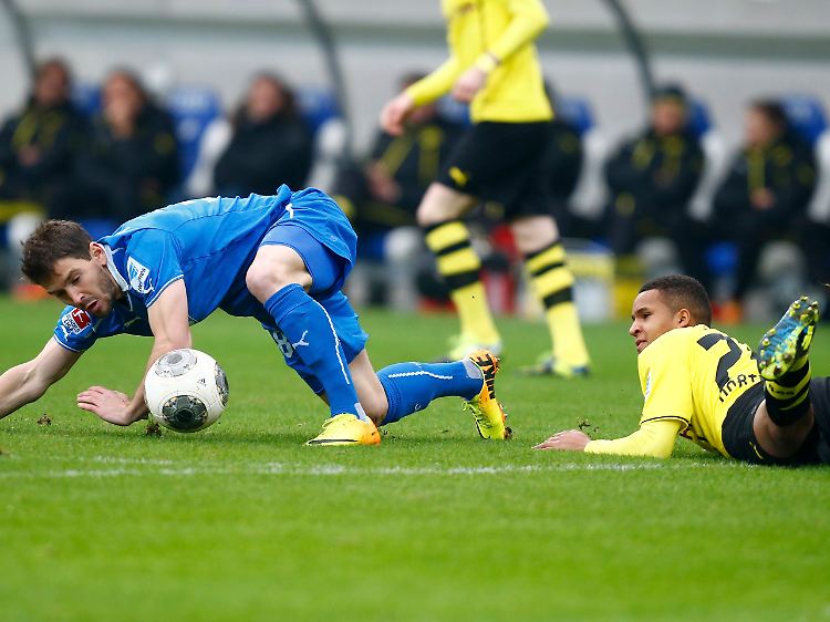Marian Sarr (r.) gab sein Debüt in der BVB-Defensive. Die wackelte in Hoffenheim vor allem in der ersten Halbzeit.