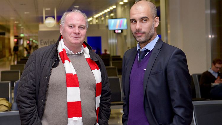 Präsident Hoeneß und Trainer Guardioale unterhalten sich kurz vor dem Abflug nach Marokko auf dem Münchener Flughafen.