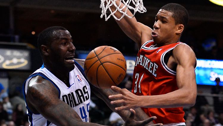 Milwaukee Bucks Spieler John Hensen versucht, DeJuan Blair von den Dallas Mavericks zu blocken.
