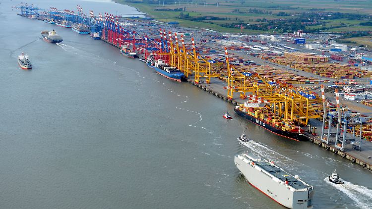 Solange in den Containerterminals - wie hier in Bremerhaven - Gedrängel herrscht, bleibt das "Jobwunder" der Bundesregierung wohl erhalten.