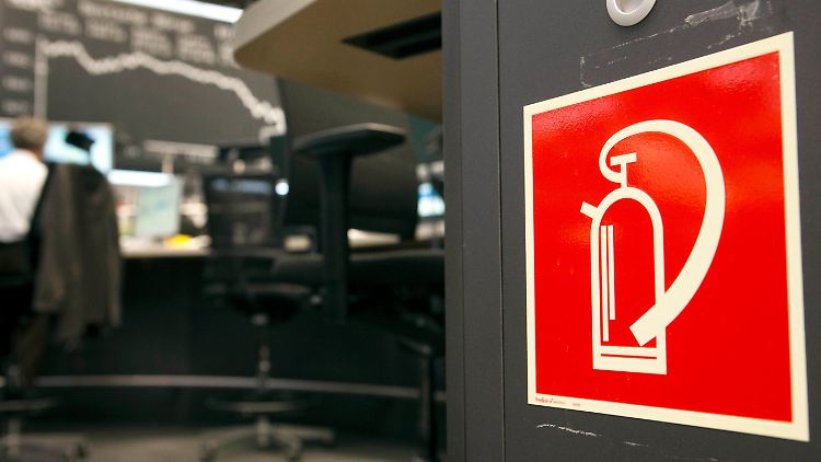Knallrotes Hinweisschild: "Jeder Unternehmer, der mindestens einen Mitarbeiter beschäftigt, ist dazu verpflichtet, seinen Betrieb mit Feuerlöschern auszustatten", heißt es beim Bundesverband der deutschen Brandschutz-Fachbetriebe.