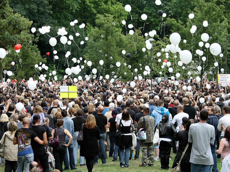Bei einem Trauermarsch werden Luftballons für die Opfer und Verletzten in die Luft gelassen.