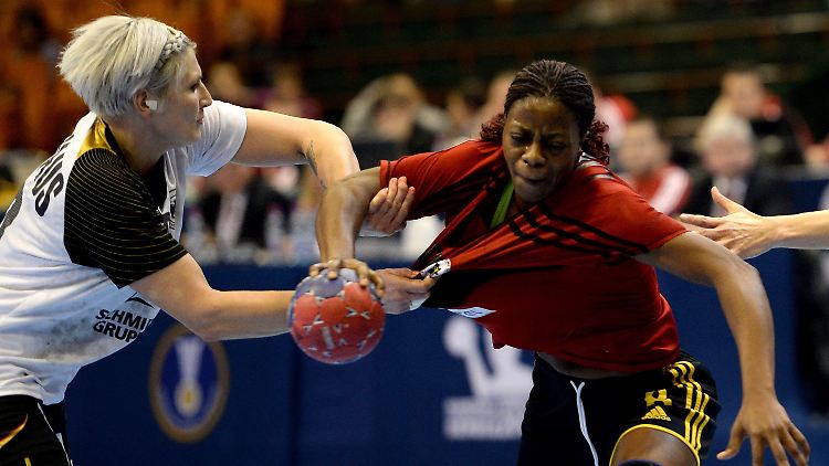 Über Kampf ins Spiel und dann ins WM-Viertelfinale: So lief es für Anja Althaus und die deutschen Handballerinnen gegen Angola.
