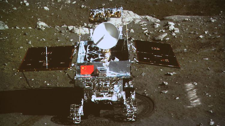 Mit Landesflagge: Chinas Rover "Yutu" erkundet den Mond.