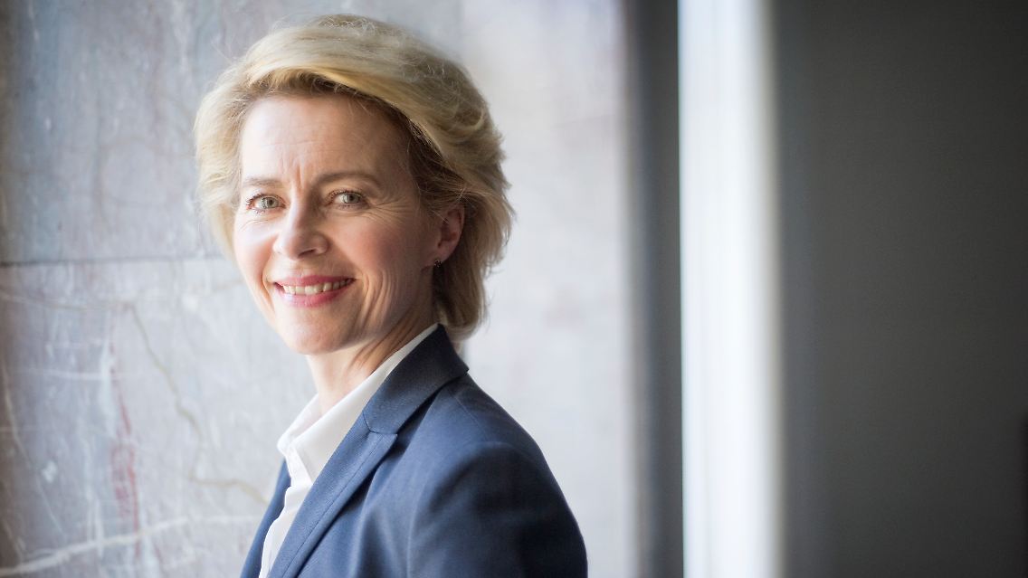 ... Ursula von der Leyen an die Spitze des Verteidigungsministeriums stellte. Die 55-Jährige gilt schon lange als mögliche Nachfolgerin Merkels. Jetzt erst recht.