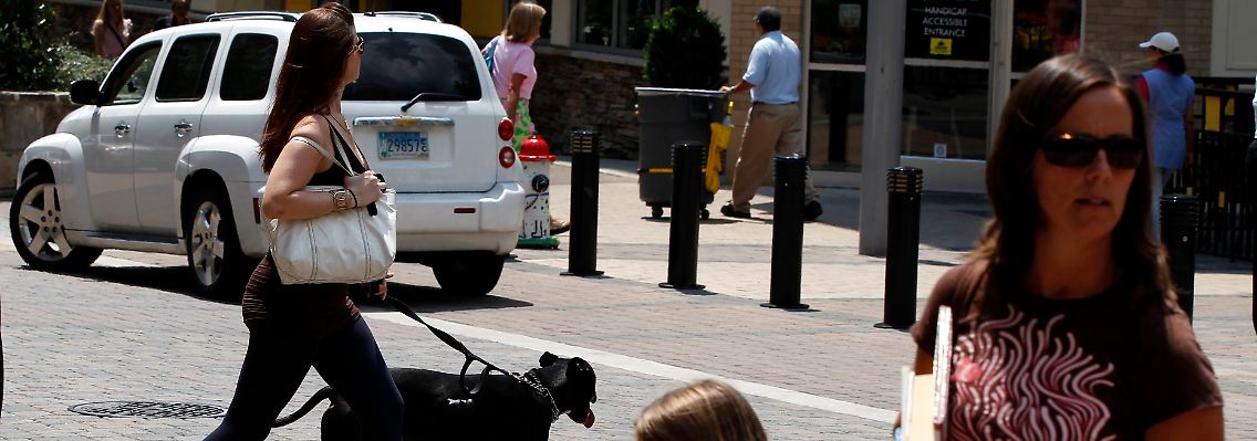 Das amerikanische Stadtleben im Wandel: Konsumenten flanieren durch die landesweit beachtete Neugestaltung des "Rockville Town Square" im Bundesstaat Maryland.