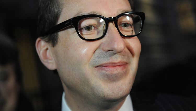 "Nerdbrille reicht nicht", spotten manche.