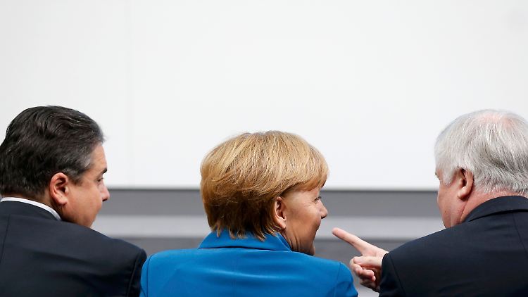 Gabriel, Merkel und Seehofer warten am Montagmittag darauf, den Koalitionsvertrag zu unterschreiben - zum zweiten Mal.