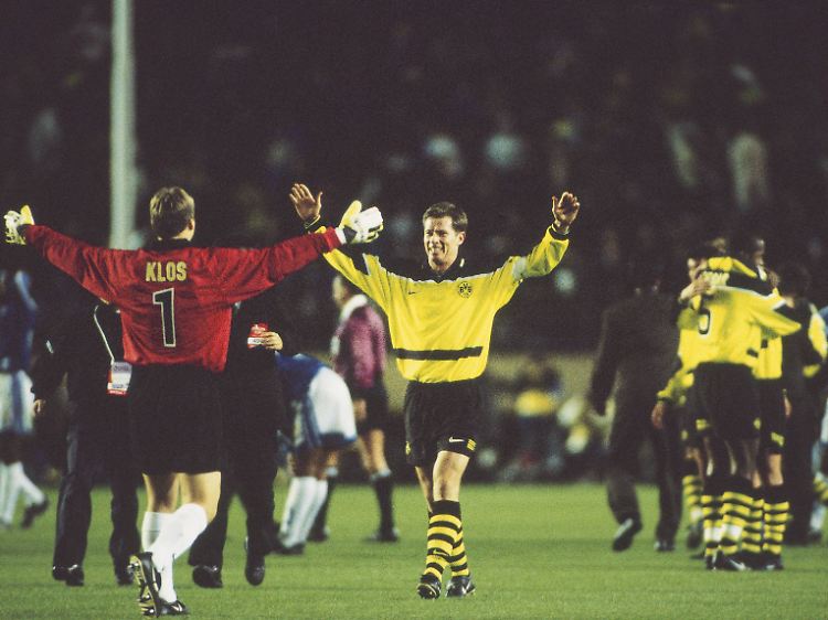 Damals, in Tokio: Stefan Reuter und Torwart Stefan Klos bejubeln am 2. November 1997 mit den Kollegen von Borussia Dortmund den Gewinn des Weltpokals.
