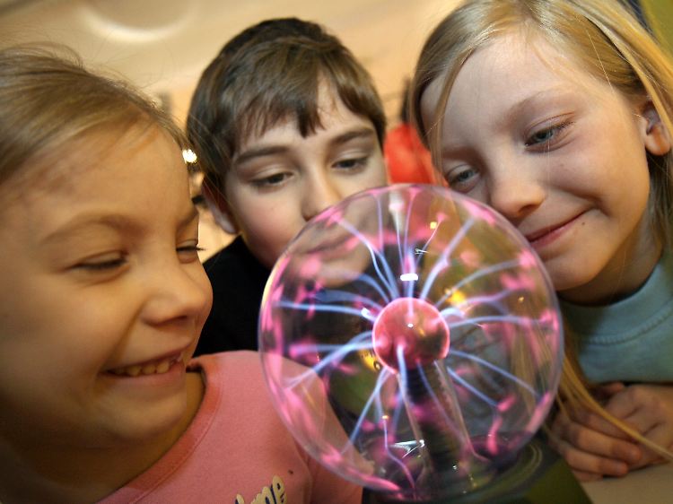 Faszination Elektrizität: Lea, Oleg und Sina im Aha-Erlebnis Kindermuseum in Wolfenbüttel.