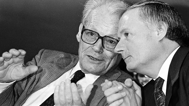 Die alte und die neue SPD: Willy Brandt und Oskar Lafontaine hatten in den 80ern ein enges Verhältnis. Der Ex-Kanzler schlug den Saarländer sogar als neuen Parteichef vor.
