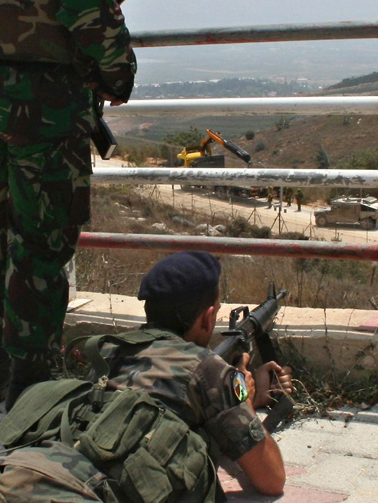 Ein libanesischer Soldat beobachtet israelische Grenztruppen.