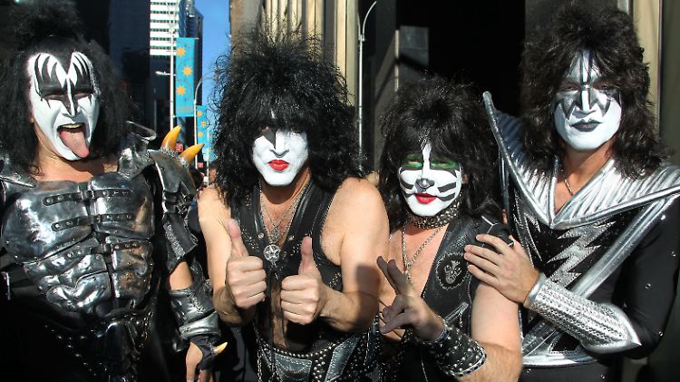 Kiss präsentiert schon seit 1973 seine schrillen Outfits.