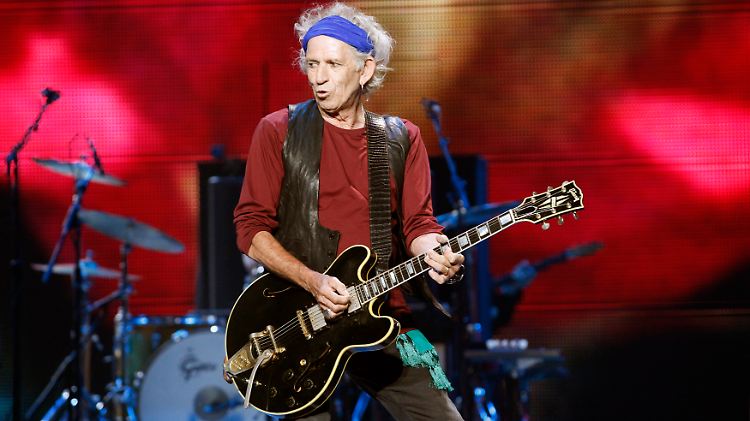 Stirnband und Lederhose gehören zur Grundausstattung der Rock-Legende.