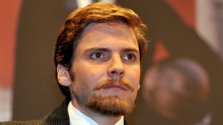 Im Trainer-Look von 1874: Daniel Brühl.