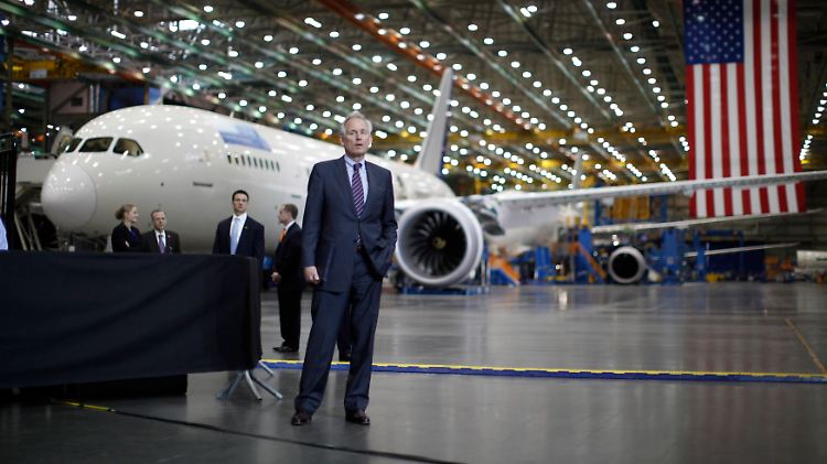 Boeing CEO Jim McNerney vor dem Hoffnungsträger 787 Dreamliner. 