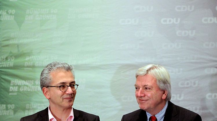 Am Mittwoch wollen die Parteichefs Bouffier (r.) und Al-Wazir den Vertrag vorstellen.