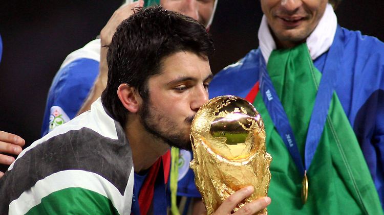 Gattuso im Moment seines größten sportlichen Erfolges: Mit Italien gewann der Mittelfeldspieler 2006 den WM-Pokal.