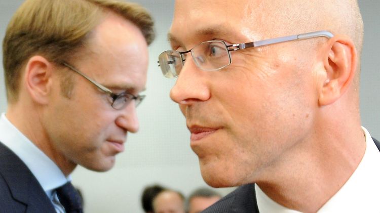 "Es wird immer noch als ungewöhnlich empfunden, sich als Mann für seine Familie zu entscheiden": Jörg Asmussen gilt als renommierter Verhandlungstaktiker (hier im Bild mit Bundesbank-Chef Jens Weidmann, l.).