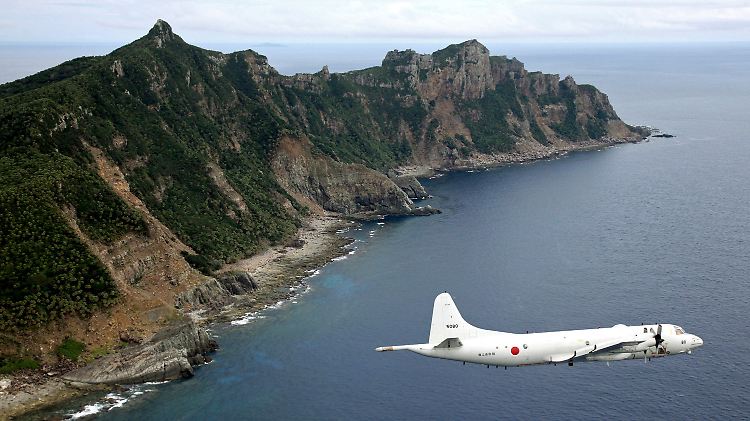 Ein japanisches Überwachungsflugzeug überfliegt die umstrittenen Inseln im Ostchinesischen Meer.