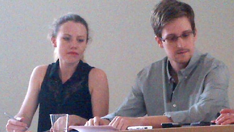 Edward Snowden hält sich in Moskau auf - neben Sarah Harrison, die inzwischen in Berlin Zuflucht sucht.