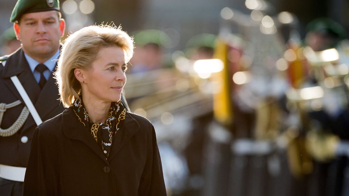 Vermutlich, weil sie nun die erste weibliche Verteidigungsministerin der Bundesrepublik ist.