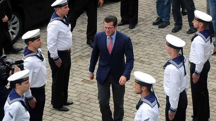 Während seiner Sommerreise besuchte der Minister auch den Einsatzgruppenversorger "Berlin" auf dem Marinestützpunkt in Wilhelmshaven.